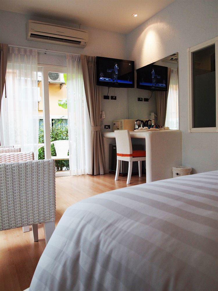 Oyo 626 The Chalet Phuket Resort Cape Panwa Exterior photo